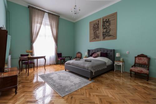 Eclectic Luxury & Spacious 2BR AC Apt in Center - image 3