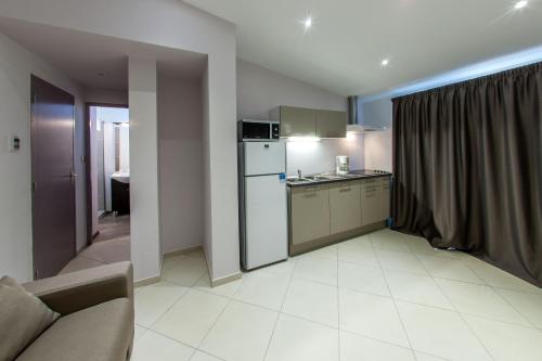 2 twin beds, 1 sofa bed