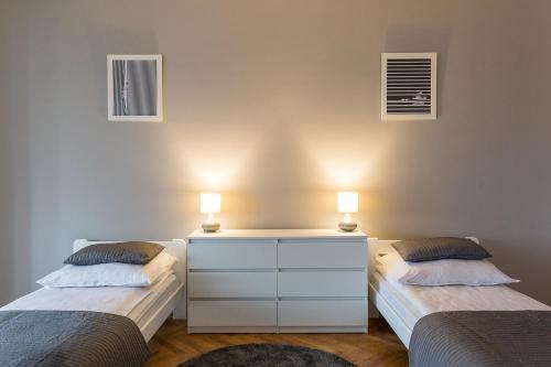 3 twin beds