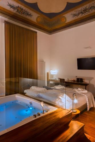 Suite con bañera de hidromasaje y baño turco 