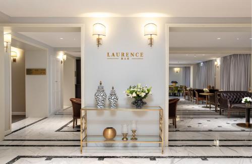 Előcsarnok, Edmond Rosh Pina in Rosh Pina