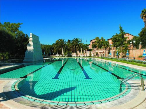 Swimming pool, Hotel Casale in Colli Del Tronto