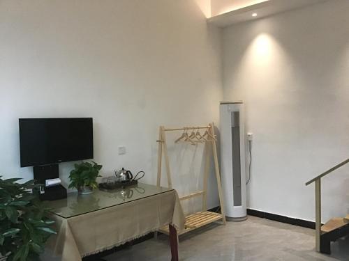 Hongluosi Lijia Farmstay Set in a prime location of Beijing, Hongluosi Lijia Farmstay puts everything the city has to offer just outside your doorstep. The property offers a high standard of service and amenities to suit the 