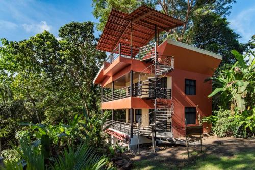 Hotelli välisilme, Jungle Lodge at Wild Sun Rescue Center in Cabuya