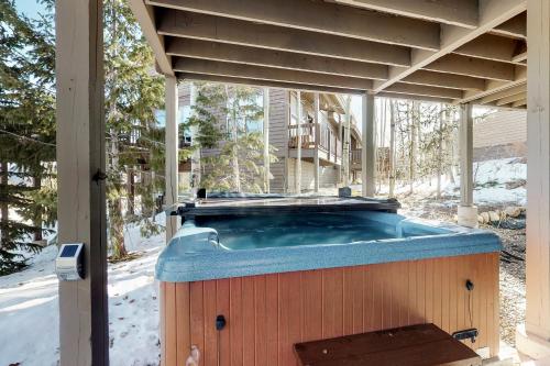Breezy’s Mountain View Hideaway - image 7