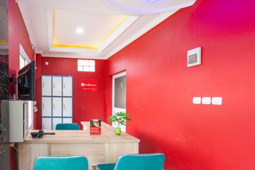 Lobby, RedDoorz Syariah near Exit Toll Ciawi in Ciawi