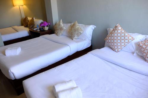3 twin beds