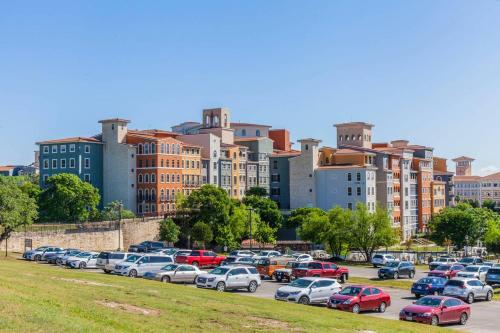 Lux San Antonio Suite + Pool + Fitness Center - image 6