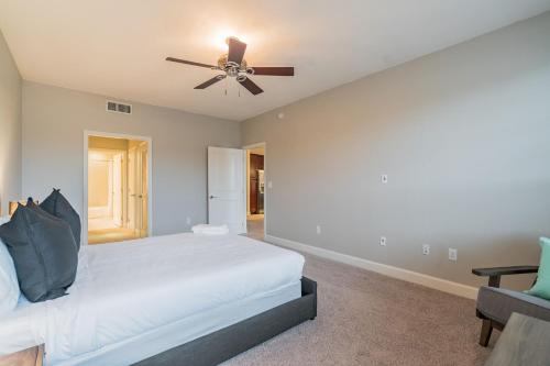 Resort-Style Suite Down the Road from Six Flags - image 7