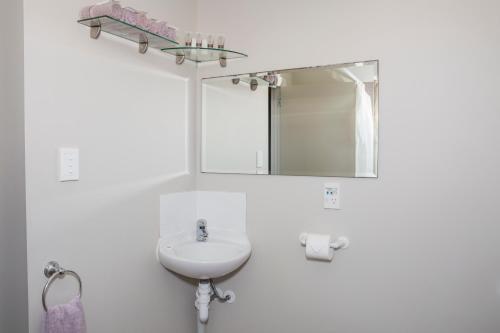2 bedrooms, 5 beds