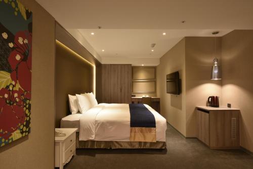 Standard King Room - No Window image 10