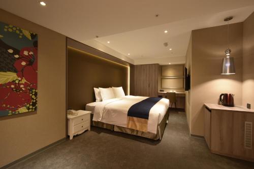 Standard King Room - No Window image 5