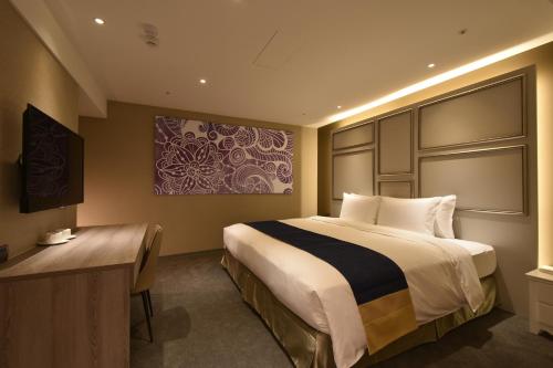 Standard King Room - No Window image 6
