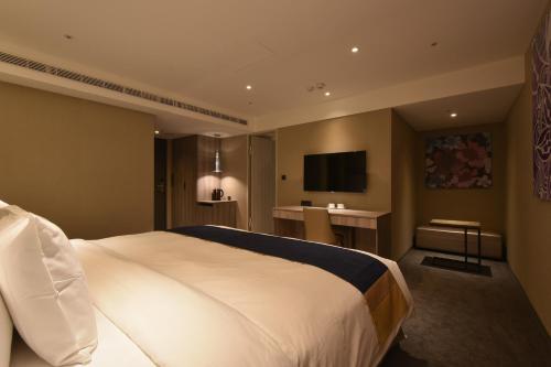 Standard King Room - No Window image 7
