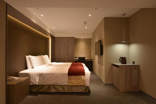 Standard King Room - No Window image 8