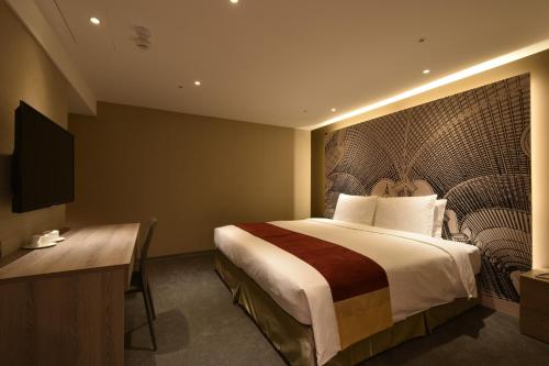 Standard King Room - No Window image 9