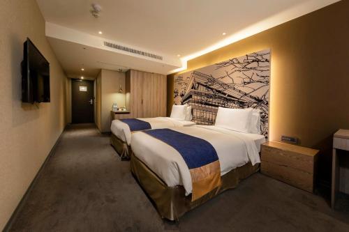 Standard Twin Room - no window image 6