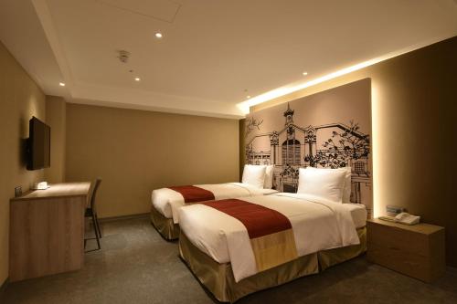 Standard Twin Room - no window image 8