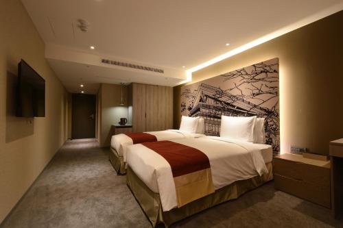 Standard Twin Room - no window image 9