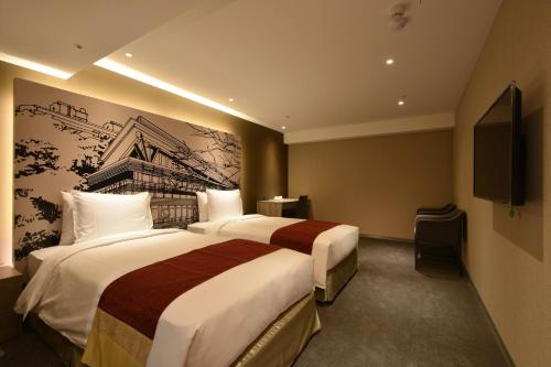 Standard Twin Room - no window image 10