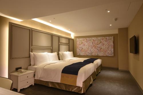 Standard Family Room - No Window image 4