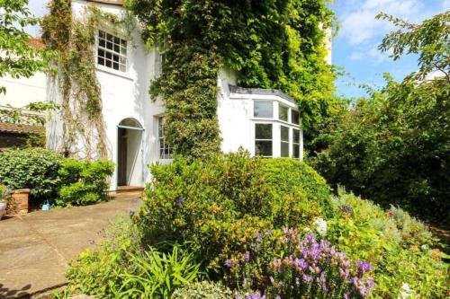 Idyllic 4-bedroom 