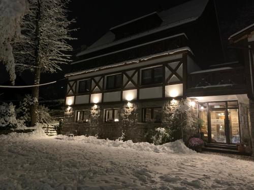 Willa Karkonoska - klimatyczne pokoje i studia z ANEKSAMI KUCHENNYMI - Śniadania Sauna Grota Solna Siłownia Parking WI-FI W CENIE – Karpacz, WI