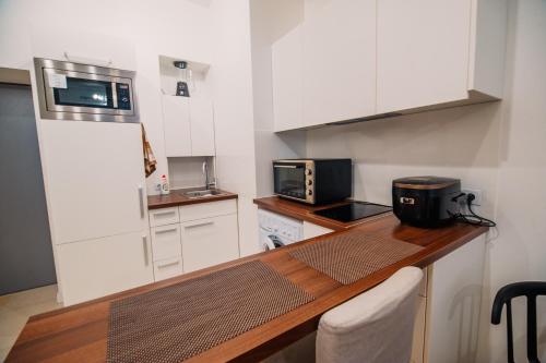 Trendy Top-Floor Stay in Heart of Riga, Near Bars & Culture, Riga (foto 9)