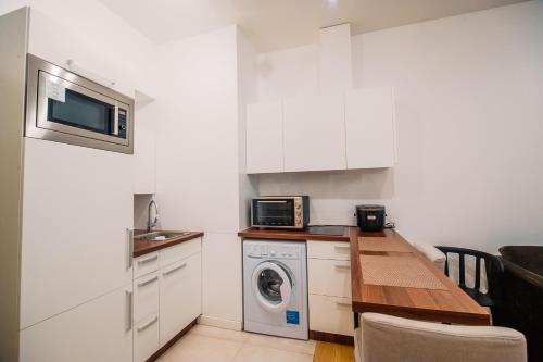 Trendy Top-Floor Stay in Heart of Riga, Near Bars & Culture, Riga (foto 5)