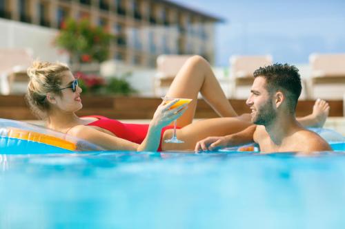 مسبح, أجنحة مارين هايتس الفندقية (Marine Heights Suites Hotel) in هرتسيليا