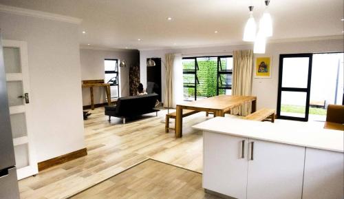 Zona de TV/saló-bar comuns, Explorer Backpackers in Randburg