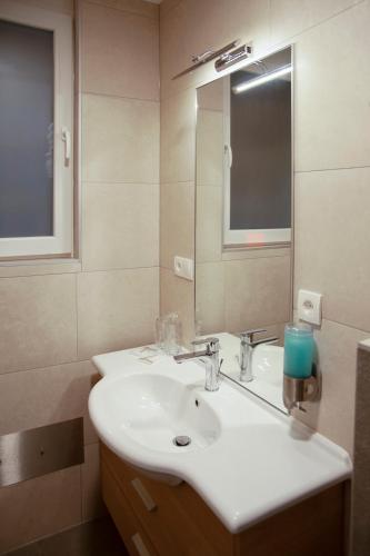 Studio Apartment Theatre View - image 4