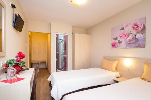 Family Hotel Madrid - image 12