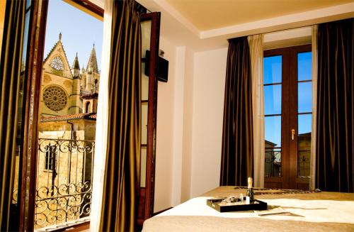 Queen Room with Balcony Hotel Spa QH Centro León 14