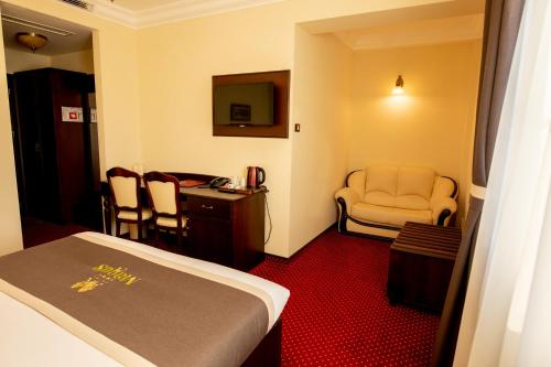 231208443 Magus Hotel