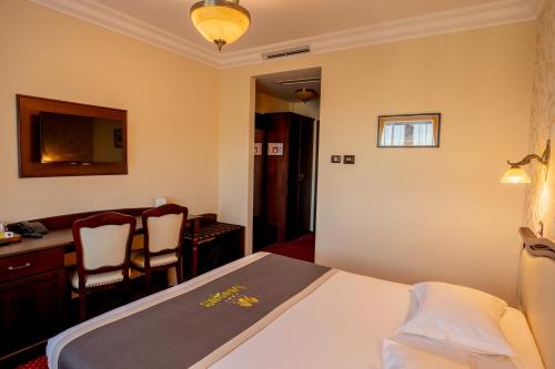 231208841 Magus Hotel