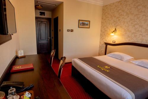 231208871 Magus Hotel