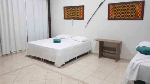 1 queen bed, 3 twin beds