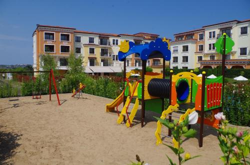 兒童遊樂場, Lily Beach Resort in 索佐波爾