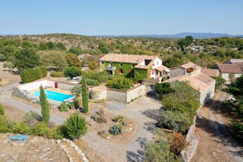 Gîte L'ESCOUSSOU au calme, 6p, 4ch, 130m2, charme et nature, piscine chauffée, sud Ardèche chambre d'hôte Le Comptoir du Ranc de Bannes/le petit appart