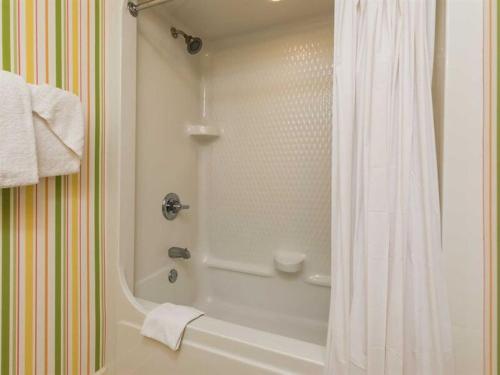 Phoenix On The Bay 2208 by Meyer Vacation Rentals - image 14