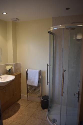 Baño, Kelpies Serviced Apartments Kavanagh- 5 Bedrooms in Bathgate
