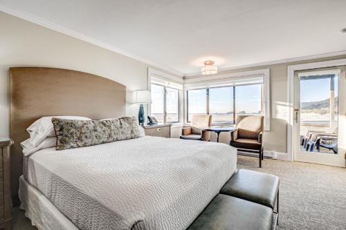 Flagship - Ocean Front Queen Studio
