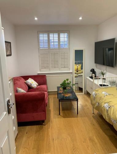 Stylish Modern Studio, Mock Georgian House, Heart of Trendy Hackney & London, London (photo 5)
