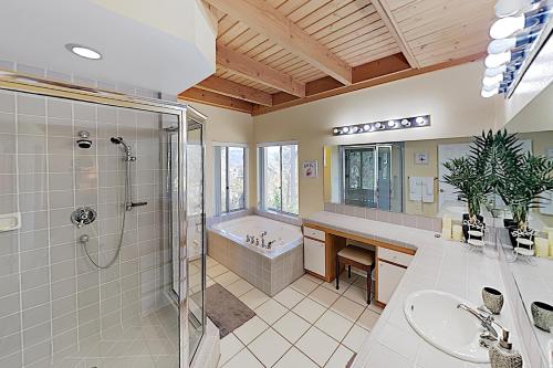 Beautiful Retreat: Lake/Mountain Views & Game Room home - image 6