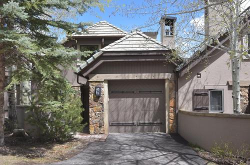 Three-Bedroom Townhouse - image 2