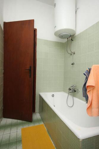 Apartment Metajna 6423a