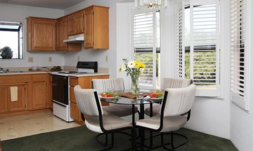 Kitchen, Redwood Suites in Ferndale (CA)