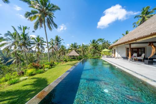 Villa Themma Jungle - Sumptuous 3BR Luxury Villa with Majestic Jungle View North of Ubud