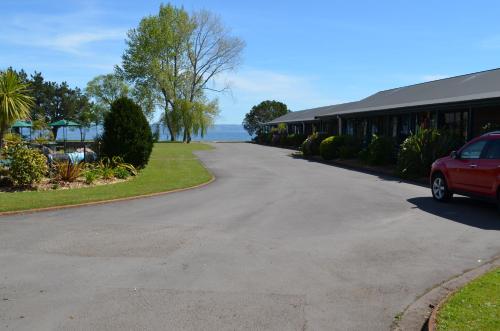 Cedarwood Lakeside Motel & Conference Venue - image 4